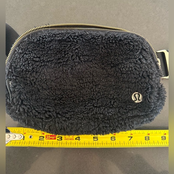 LULULEMON Everywhere Belt Bag Plush Sherpa - Black and Gold - Picture 8 of 8